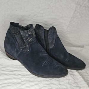 Sundance womens ankle booties. Navy blue suede. Size 39 / US 8.5